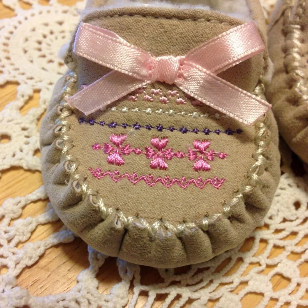 Baby Rising Star Moccasins, pretty pink detail